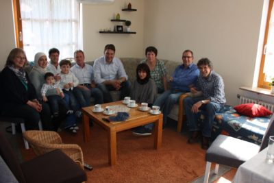 Die Familie im Kreis einiger Freunde und Unterstützer vom Bündnis für Flüchtlinge der Stadt Wadern