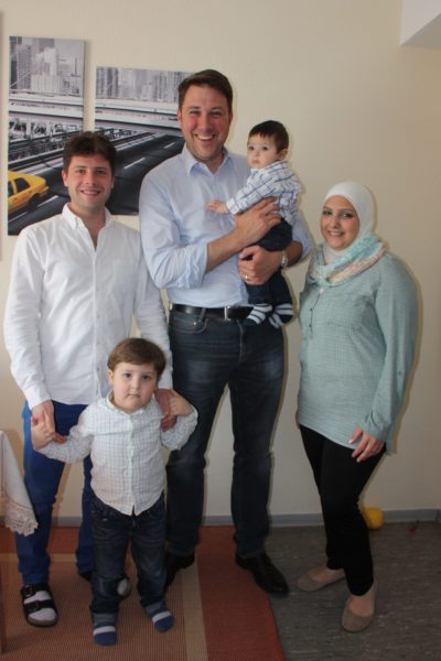 Markus Tressel zusammen mit Amer Alsharif und Diana Almalih sowie deren Kindern Wasim und Karim